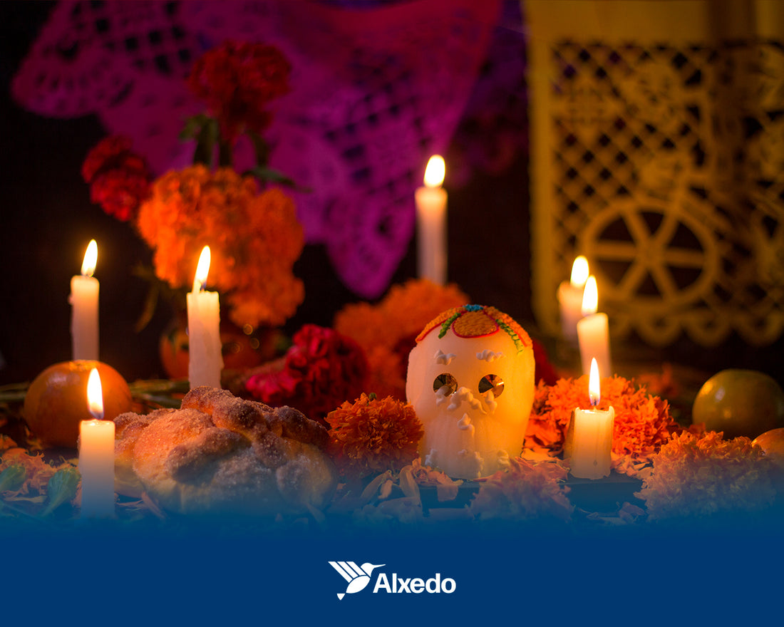 Ofrenda de Día de Muertos con veladoras y calaveritas