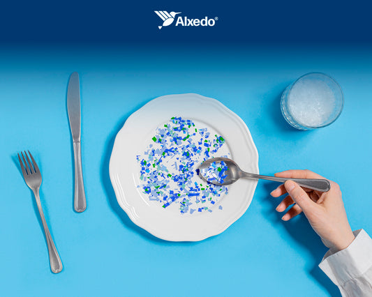 Plato blanco lleno de trozos de microplásticos