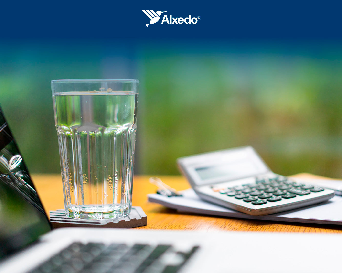 Vaso de agua sobre un escritorio de oficina