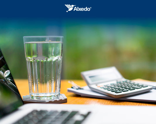 Vaso de agua sobre un escritorio de oficina